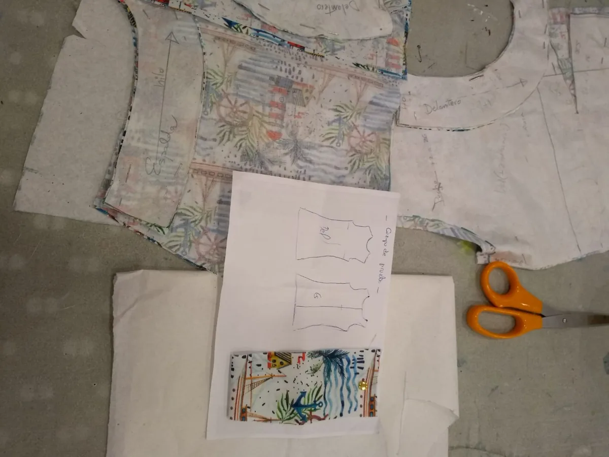 Patrones y tela cortada en el curso de corte y confección de La Salita en Gijón